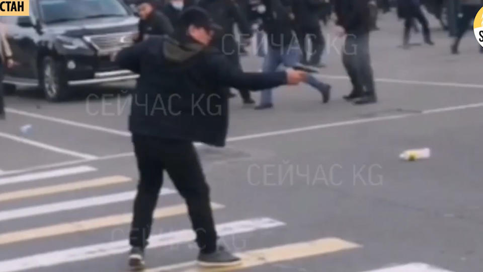Стрелявшего по авто экс-президента Киргизии Атамбаева сняли на видео