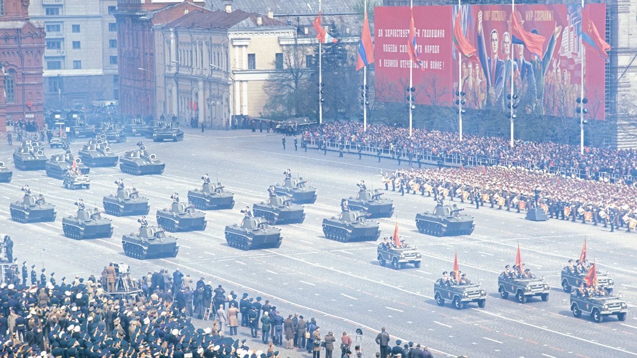 Парад ссср. Парад Победы 1965 года на красной площади в Москве. Парад на красной площади 1985. Парад Победы в 1985 году в Москве. Военные парады в СССР.