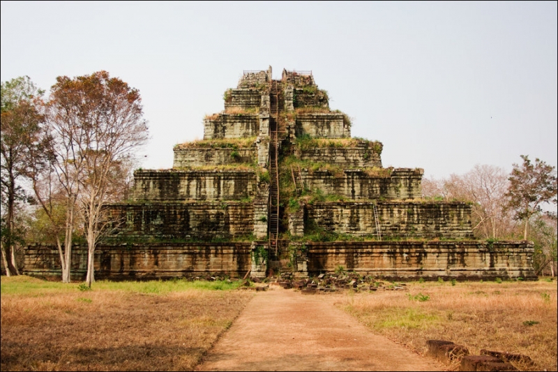 Пирамида смерти Кох Кер: как в Камбодже появилась «мексиканская пирамида»