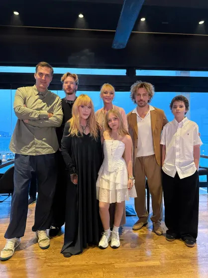 Алла Пугачёва собрала на Кипре всю семью в честь своего 77-летия Максим, Пугачёва, Орбакайте, Кристина, Галкин, Сегодня, Гарри, двойняшки, Пугачёвой, ресторане, младшие, запечатлены, сборе, местном, сделанном, снимке, Семья, публикацию, подписал, Владимиром