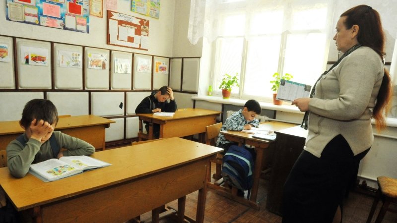 Киев переквалифицирует тысячи русскоязычных учителей в строителей и разнорабочих