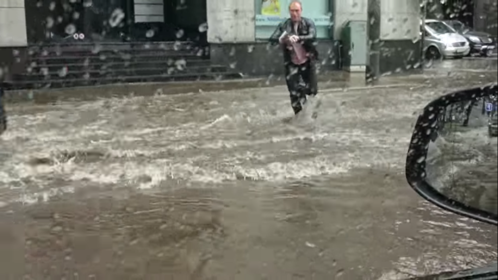 Сильный дождь. Проливные дожди. Сильный дождь летом. На улице лил дождь.