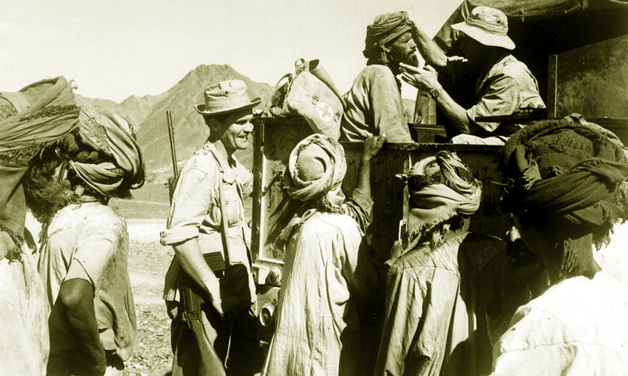 ​Британский спецназовец из 22-го полка SAS оказывает медицинскую помощь жителям деревни Фалидж (Оман) - Последняя колониальная война Великобритании | Warspot.ru