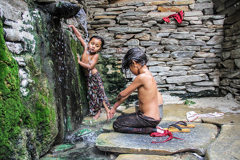 Дети у теплого источника в деревне Татопани (Непал). Фото: Алиса Веселкова / Chrdk.