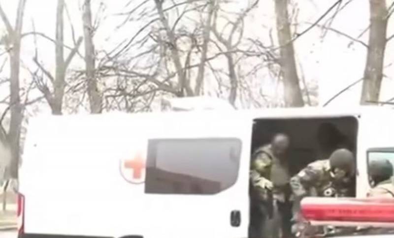 Журналисты случайно засняли машину скорой помощи, из которой выходят полностью вооруженные бойцы ВСУ
