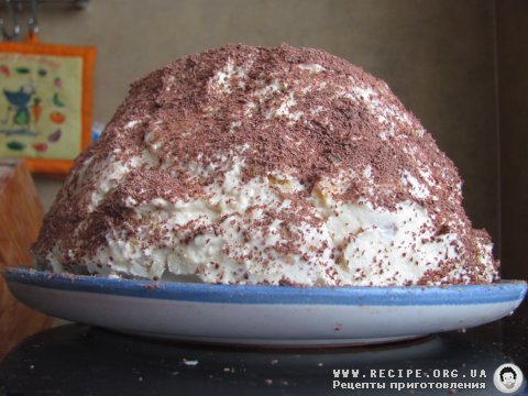 Рецепт с фото - Медовый торт «Золотые шарики»: перевернуть торт на блюдо