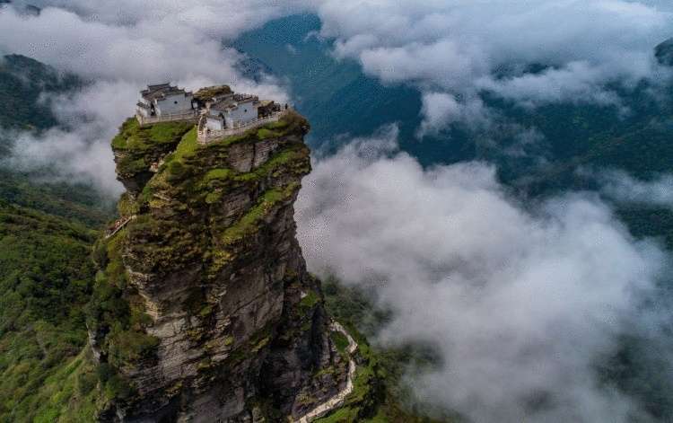 Жизнь над облаками: На горе сумасшедшей высоты стоит храм, в который можно попасть, только… мир,путешествие,туризм
