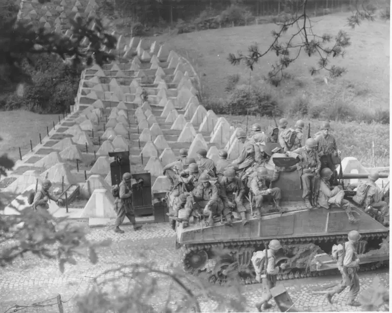 Войска 3 бронетанковой дивизии США пересекают линию Зигфрида