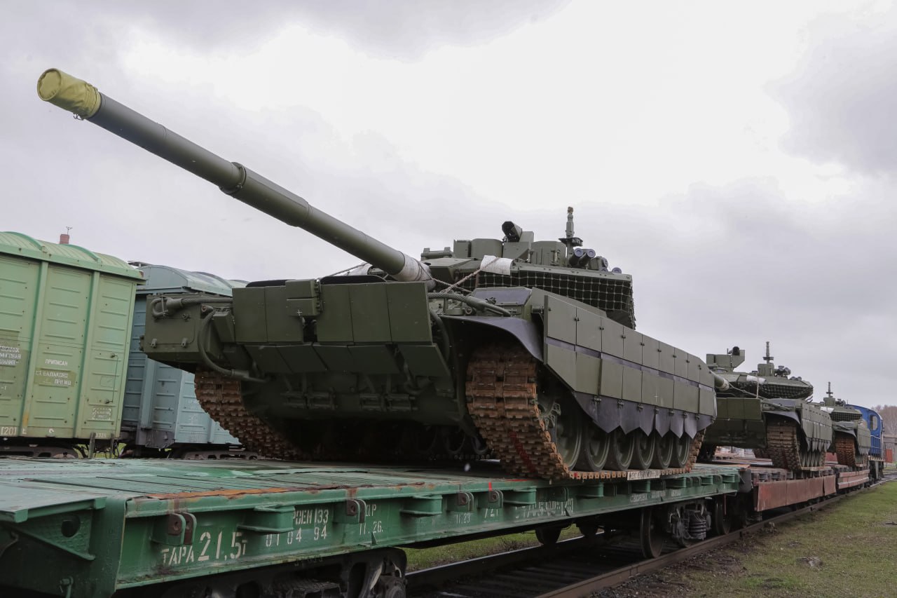 Эшелон современных танков отправился из Нижнего Тагила в Армию России