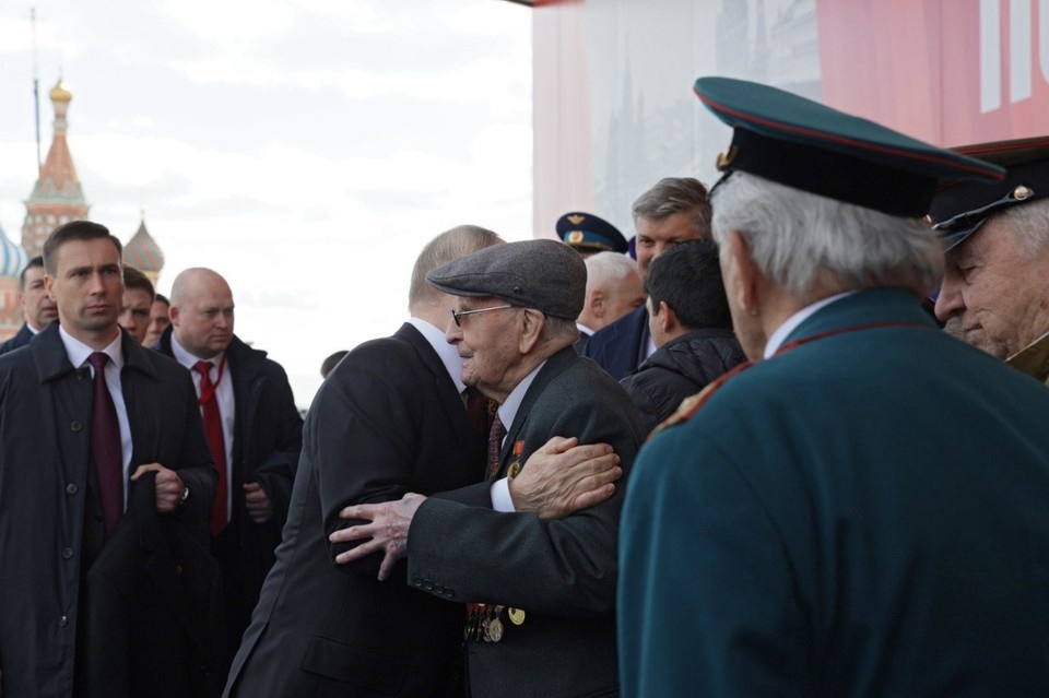 Владимир Путин обнял Ивана Мартынушкина, одного из первых советских солдат, вошедших в «Освенцим» Минобороны РФ