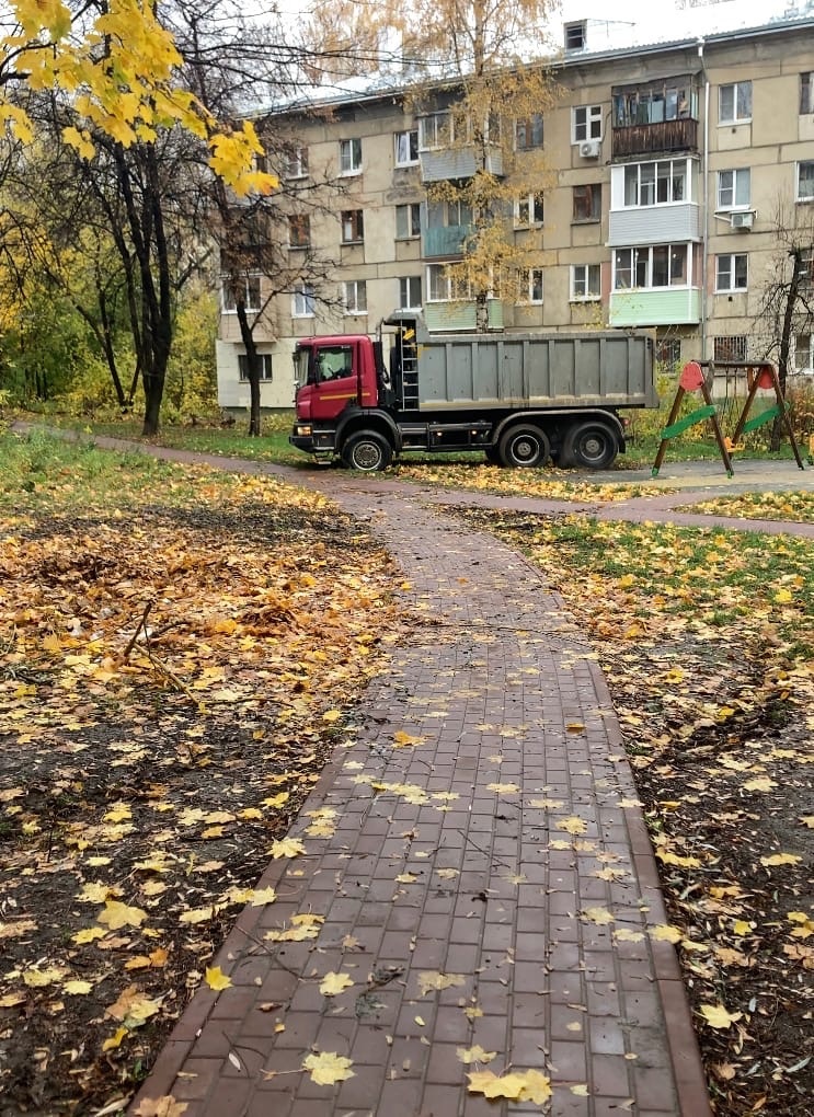 В Рязани грузовик, вывозивший листву, испортил газон в сквере — соцсети
