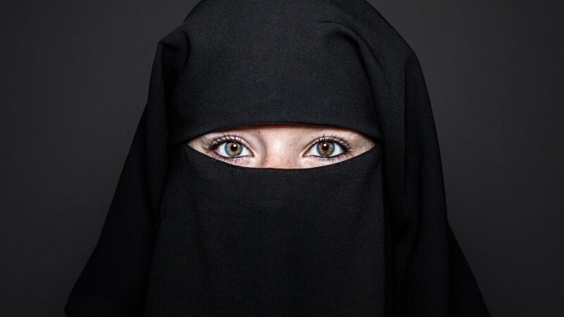 Как переходят границу женщины, которым запрещено показывать своё лицо