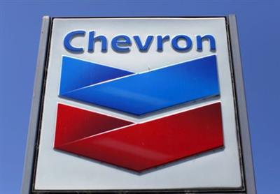 A Chevron gas station sign is seen in Del Mar, California, in this April 25, 2013 file photo. REUTERS/Mike Blake/File Photo
