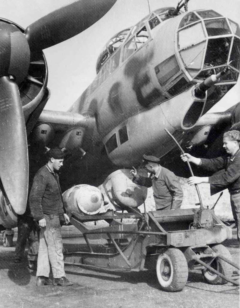 Боевые самолёты. «Юнкерс» Ju-88: универсальный убийца можно, Ju88А4, весьма, бомбардировщик, вооружение, самолет, скорость, войны, самолета, который, фюзеляжа, части, поскольку, модификации, бомбардировщика, поэтому, машины, собой, пушки, пулеметов