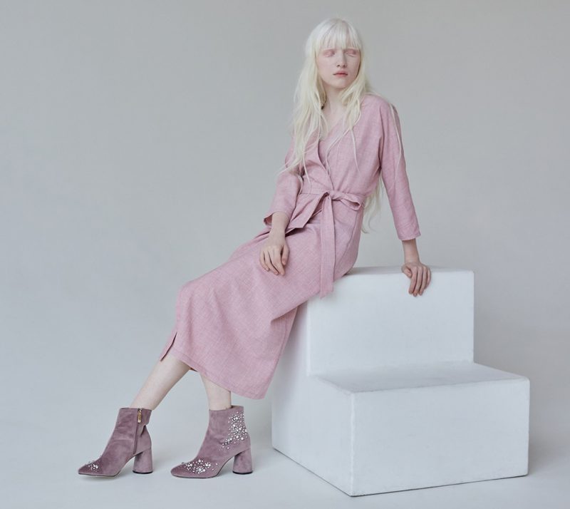 Девушка-альбинос, бывшая в московской школе изгоем, покорила мир моды Девушка-альбинос, бывшая в московской школе изгоем, покорила мир моды