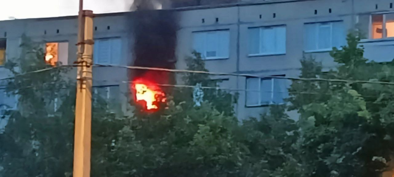 Квартирный пожар на Дунайском выгнал на улицу 25 человек. Видео ужасает