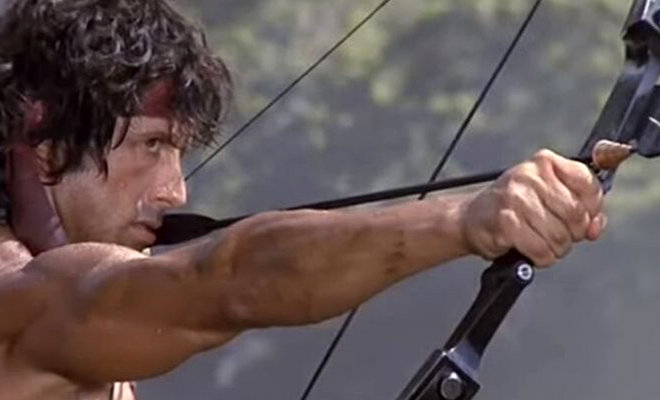 Стрелок собрал стрелы Рэмбо в реальной жизни и выстрелил в цель для проверки