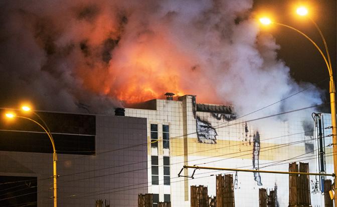 На фото: пожар в торговом центре "Зимняя вишня" в Кемерове