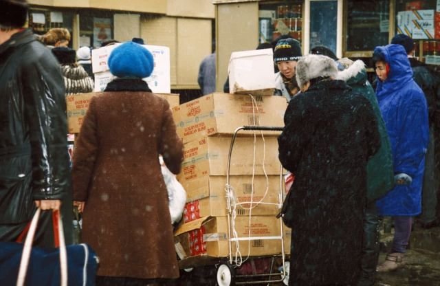 Уличные торговцы, продающие товары сомнительного происхождения возле киевского железнодорожного вокзала в Москве. Январь 1994 года.