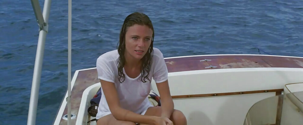 Девушка в мокрой футболке Жаклин Биссет Девушка в мокрой футболке Жаклин Биссет