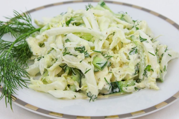 Салат с капустой, огурцом и яйцами Салат с капустой, огурцом и яйцами