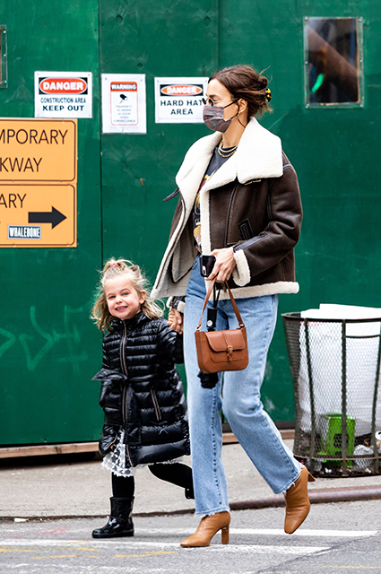 Уличный стиль знаменитости: Ирина Шейк в футболке с Бритни Спирс на прогулке с дочерью Леей Звездный стиль