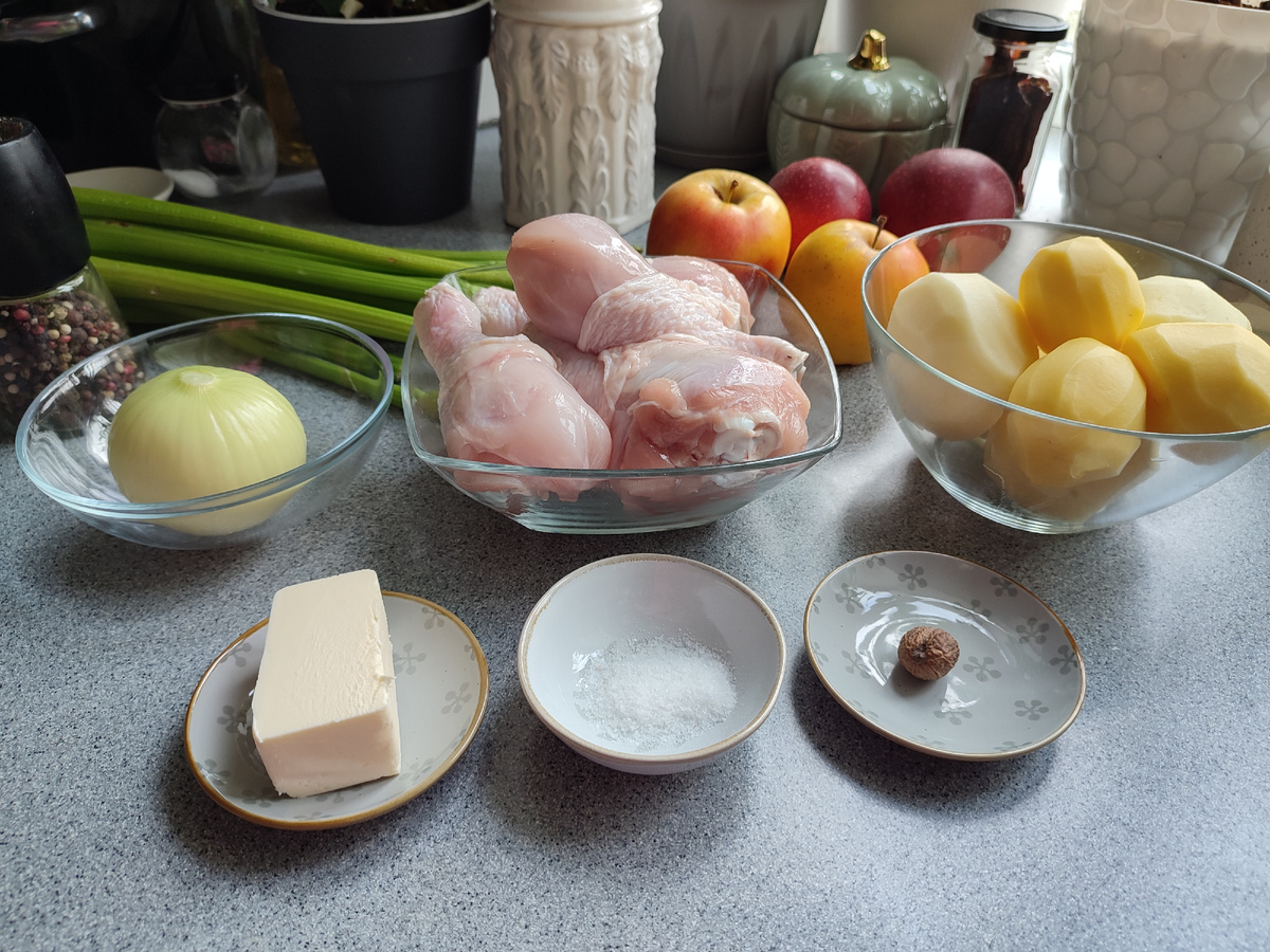 Куриные голени запеченные с яблоками, сельдереем и картофелем - неординарное и вкусное блюдо из курицы блюда из курицы