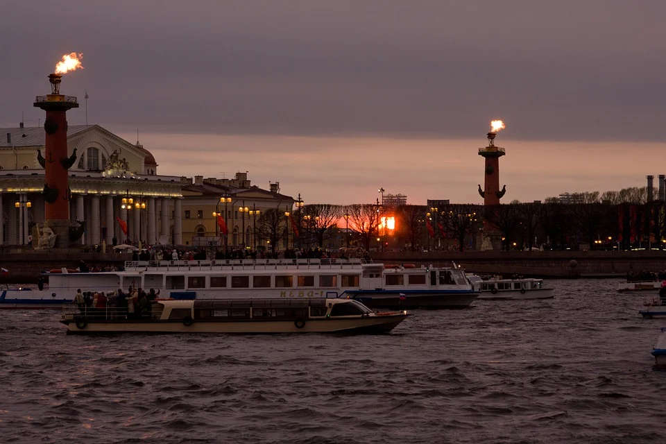 В Петербурге зажгли Ростральные колонны в честь чемпионства «Зенита» Спорт