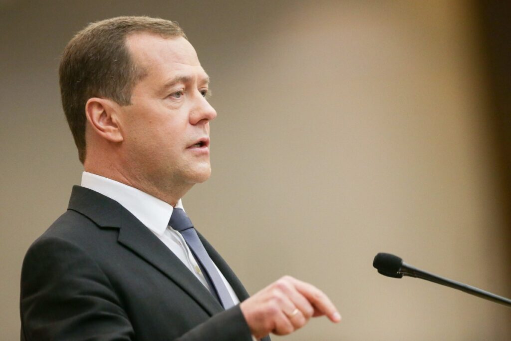 Медведев: Великобритания нарушила право, передав доходы от активов РФ Киеву