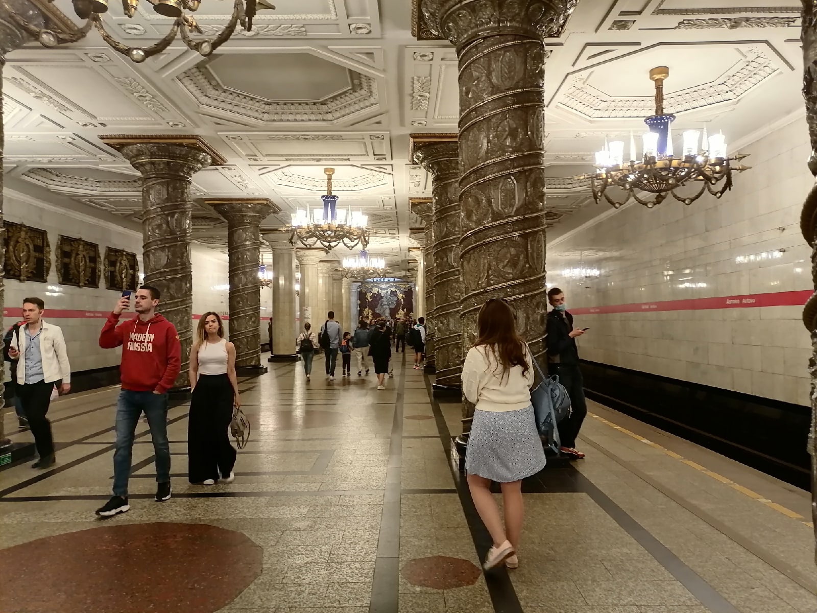 Как работает метро 1 января. Утро в Московском метро. Фойе метро. Прорвало метро. Станция метро под водой Санкт-Петербург.