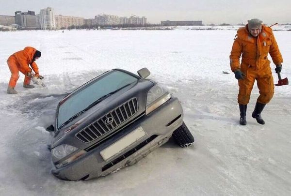 12 фото, демонстрирующих, что на зимнюю рыбалку лучше ходить пешком