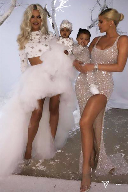 Катание на санках и танцы до утра: сестры Кардашьян-Дженнер отметили Рождество вместе с Джей Ло и Пэрис Хилтон новости