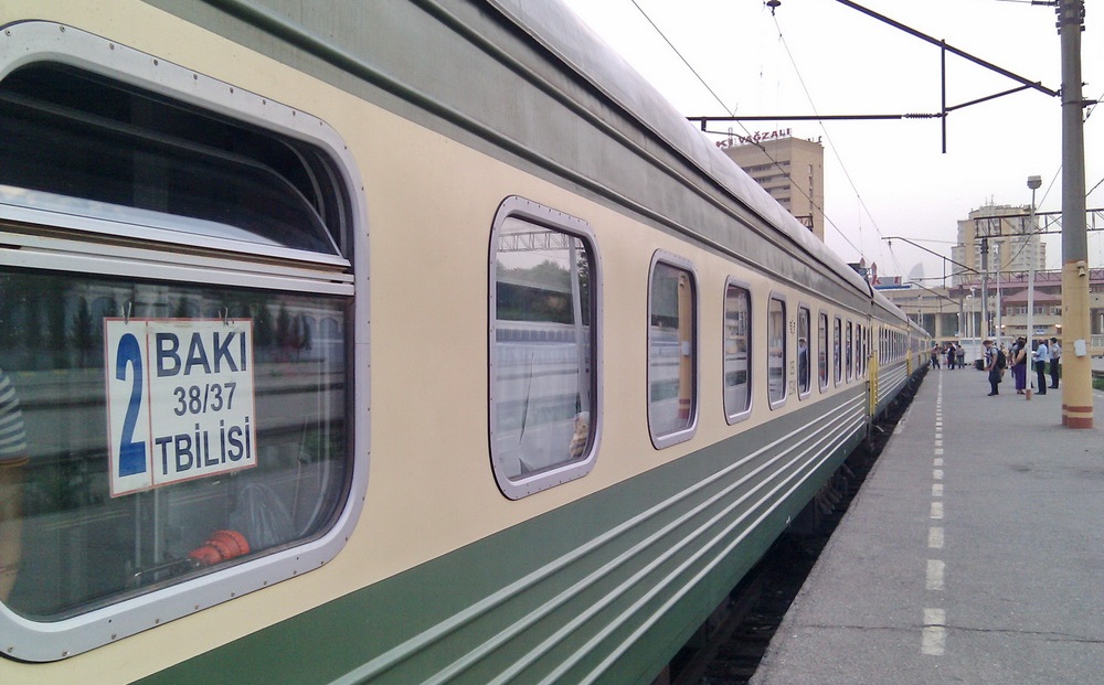 Москва баку поезд ходит. Поезд Баку Тбилиси. Баку ЖД вокзал поезда. Поезд Москва Баку. Вагоны Азербайджана.