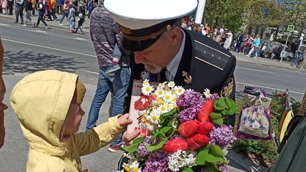 Люди вышли с портретами дедов в Севастополе несмотря на отмену «Бессмертного полка»