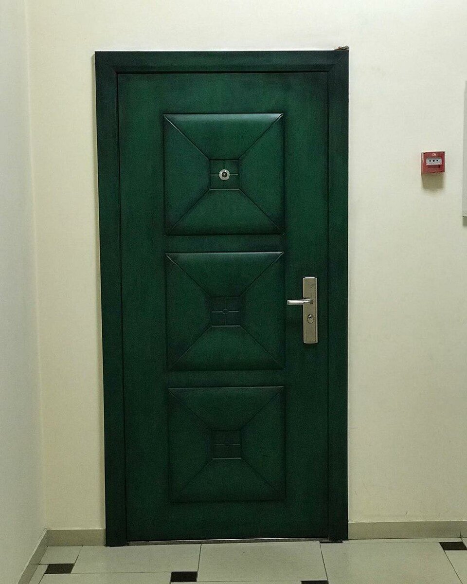 Дверь изумрудного цвета