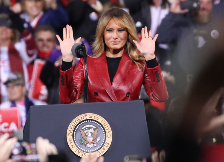 Ухожу красиво: Мелания Трамп надела красное кожаное пальто на митинг в Джорджии Ухожу красиво: Мелания Трамп надела красное кожаное пальто на митинг в Джорджии Мода,Стиль звезд