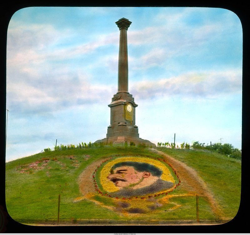 Монумент в парке Шевченко (бывшем Александровским) с портретом Сталина в цветах Бренсон ДеКу, кадр, люди, одесса, фото, фотограф