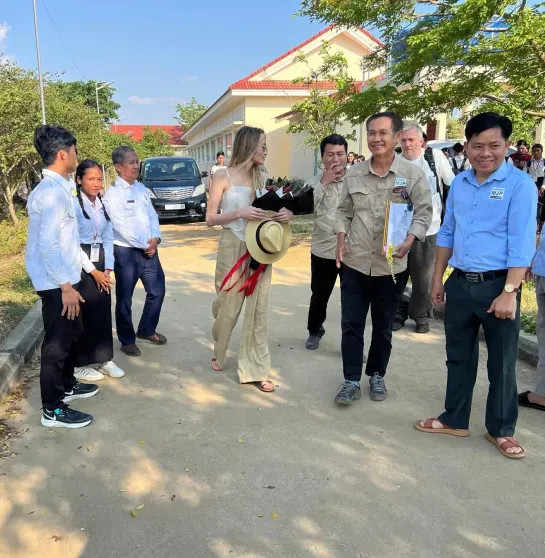 Анджелина Джоли появилась на публике в Камбодже ДжолиАнджелина, Джоли, актриса, Анджелина, детей, вместе, спустя, развод, провинции, Баттамбанг, детьми, Камбоджу, посетила, Вивьен, Шайло, усыновил, троих, родила, первую, свадьбу