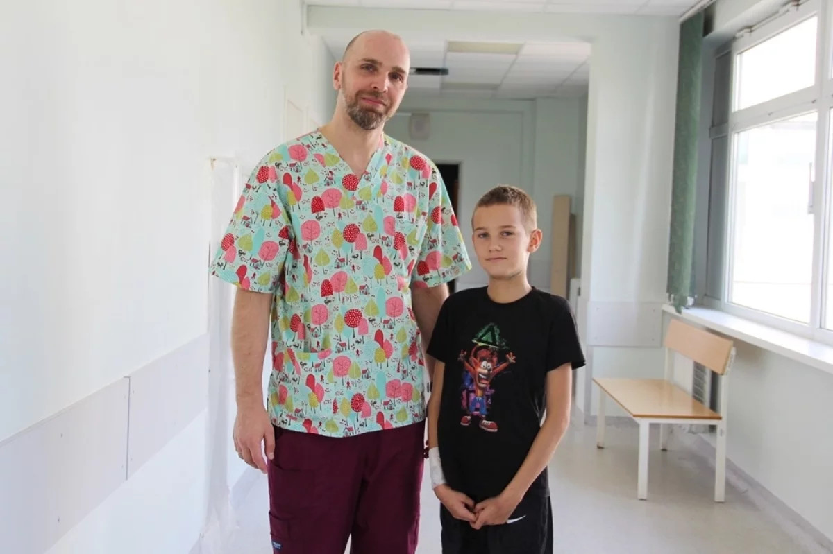 Александр Кугушев с пациентом.