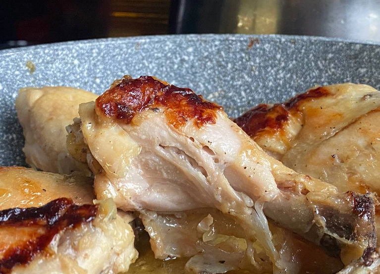 Курицу готовлю по-Еврейски — дешево, сердито, просто и очень ВКУСНО. Секрет — в луковом соусе