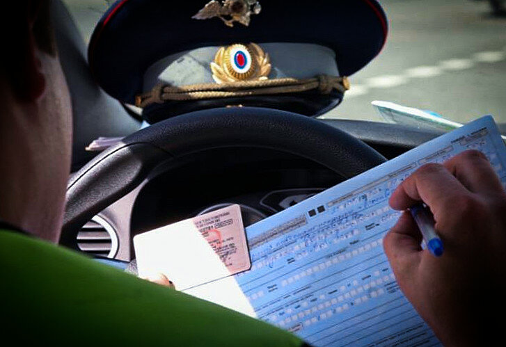 "ГАИшник" составляет протокол: 3 фразы, которые юристы рекомендуют обязательно вписать водителю авто и мото,штрафы и ДТП