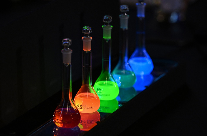 Рис. 4. Изменение цвета свечения квантовых точек в зависимости от их размера