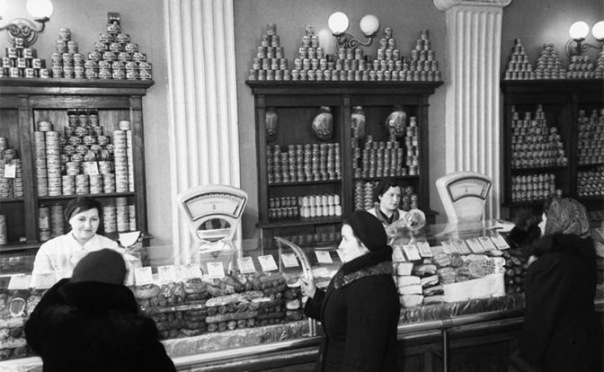 На фото: колбасный отдел московского магазина, 1950 г