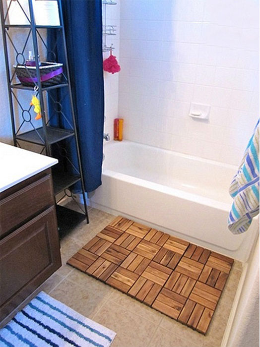 Стильный деревянный коврик для ванной комнаты, который можно разместить перед ванной или душевой кабиной.