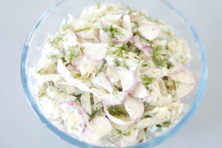 Салат с капустой, огурцами и редиской Салат с капустой, огурцами и редиской