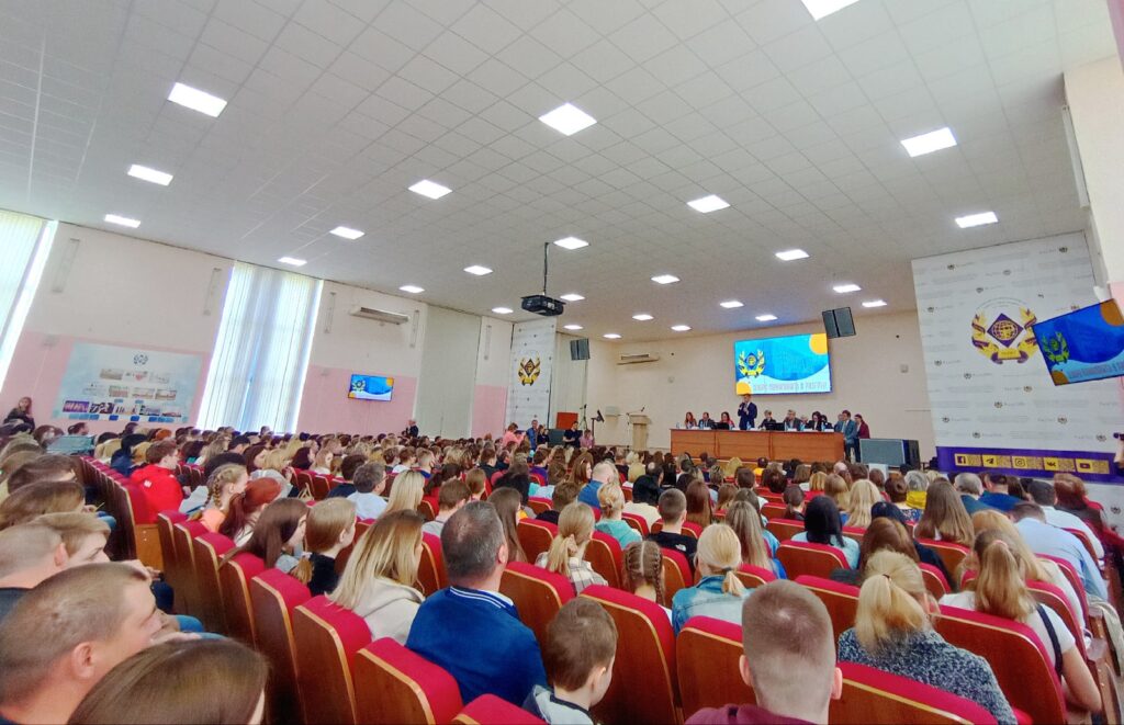 На Дне открытых дверей в РязГМУ школьники попробовали себя в роли стоматологов