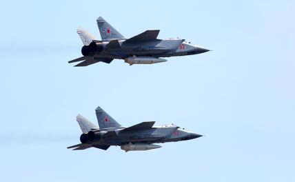 На фото: многоцелевые истребители МиГ-31К с гиперзвуковыми ракетами "Кинжал".