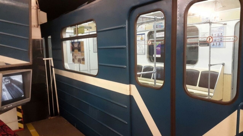 Инспектор спас упавшую на рельсы студентку в московском метро