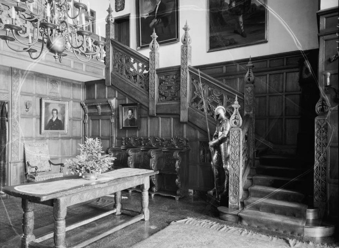 Оригинальная обстановка старинного особняка Agecroft Hall из Англии, которому предстояло пересечь океан и оказаться в Северной Америке.