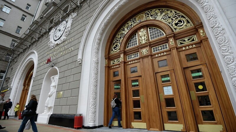 Зачем на входе в метро сделали такие неудобные двери